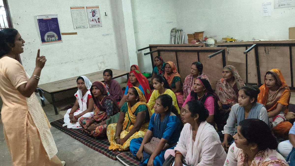 Hathras News: जमीन पर गद्दे डालकर दिया जा रहा प्रशिक्षण, डीएम ने मांगी रिपोर्ट