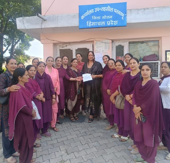 परवाणू की नायब तहसीलदार शकुंतला पटियाल को ज्ञापन सौंपती आंगनबाड़ी कार्यकर्ता। (फोटो: कार्यकर्ता
