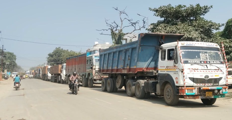 Pratapgarh News: ट्रक खराब होने से हाईवे पर लगा एक किमी लंबा जाम