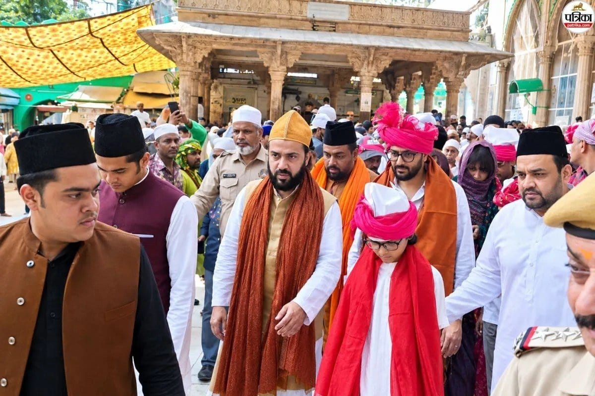 पत्नी जेनेलिया और बच्चों के साथ बॉलीवुड अभिनेता रितेश देशमुख पहुंचे ख्वाजा के दर