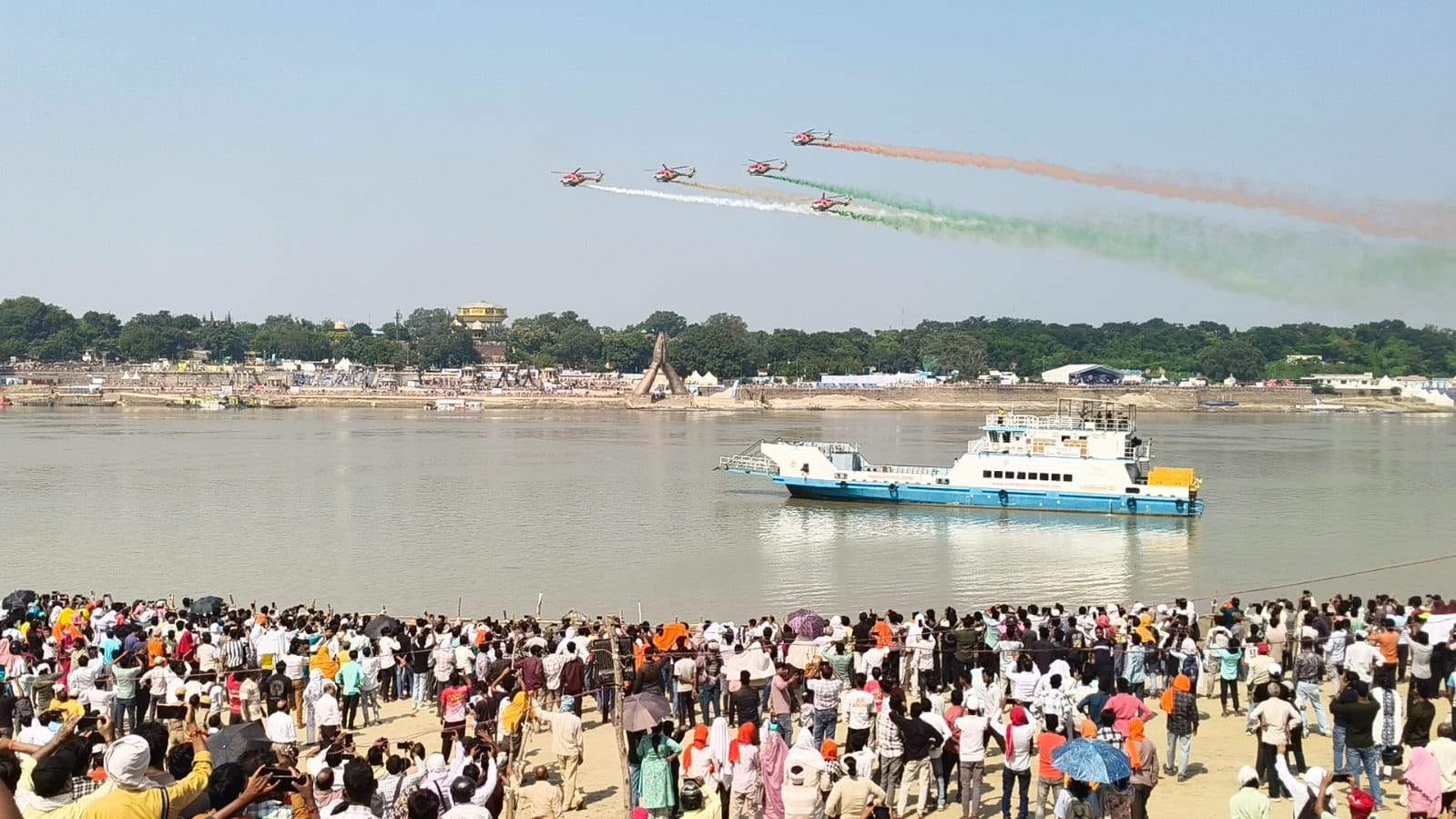 पड़ाव के डोमरी में तिरंगा बनाते विमान को देखने उमड़ी भीड़। संवाद