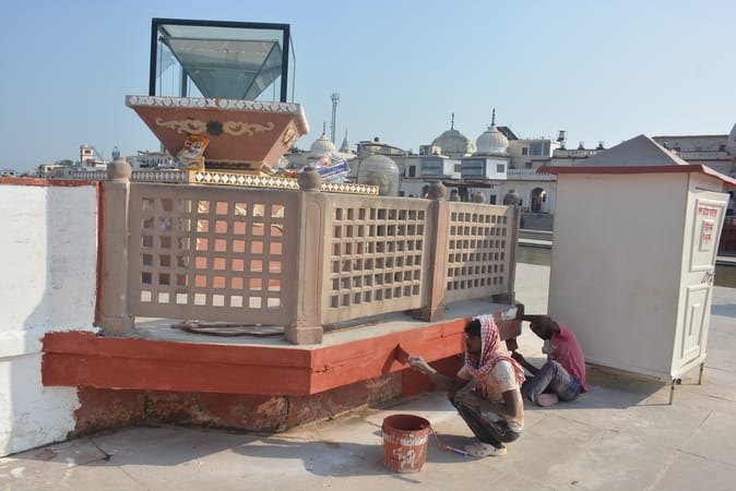 रंग-रोगन करते मजदूर।