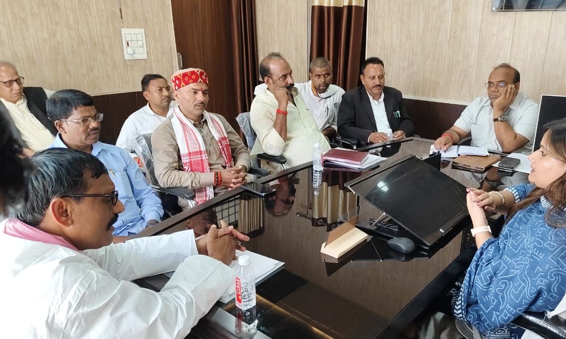 Azamgarh News: विशेष अभियान में पात्र मतदाताओं का फॉर्म-6 भरवाने पर जोर