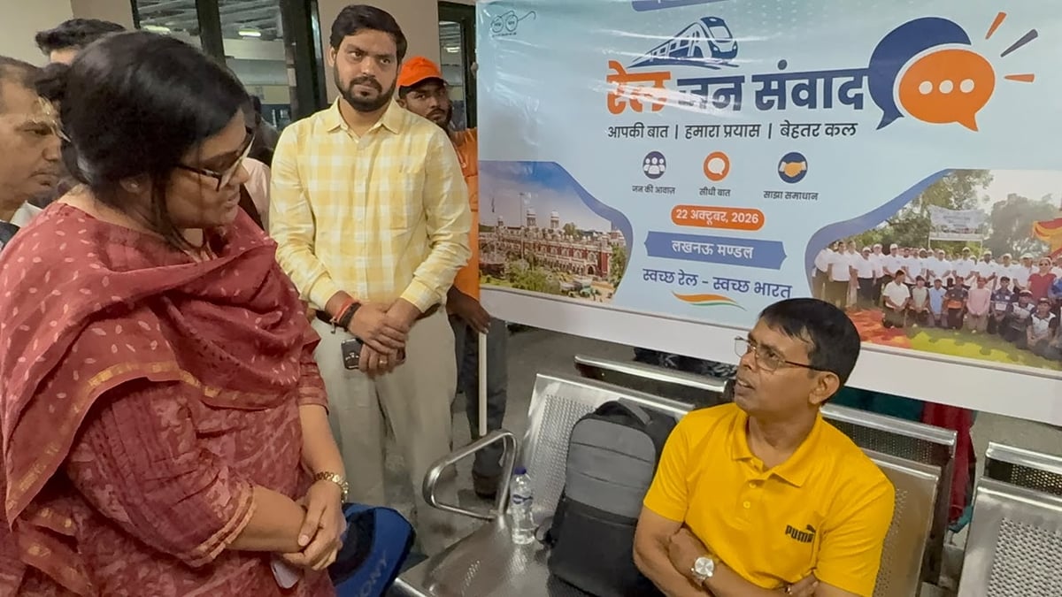 Lucknow News: रेल यात्रियों से सफाई का लिया फीडबैक