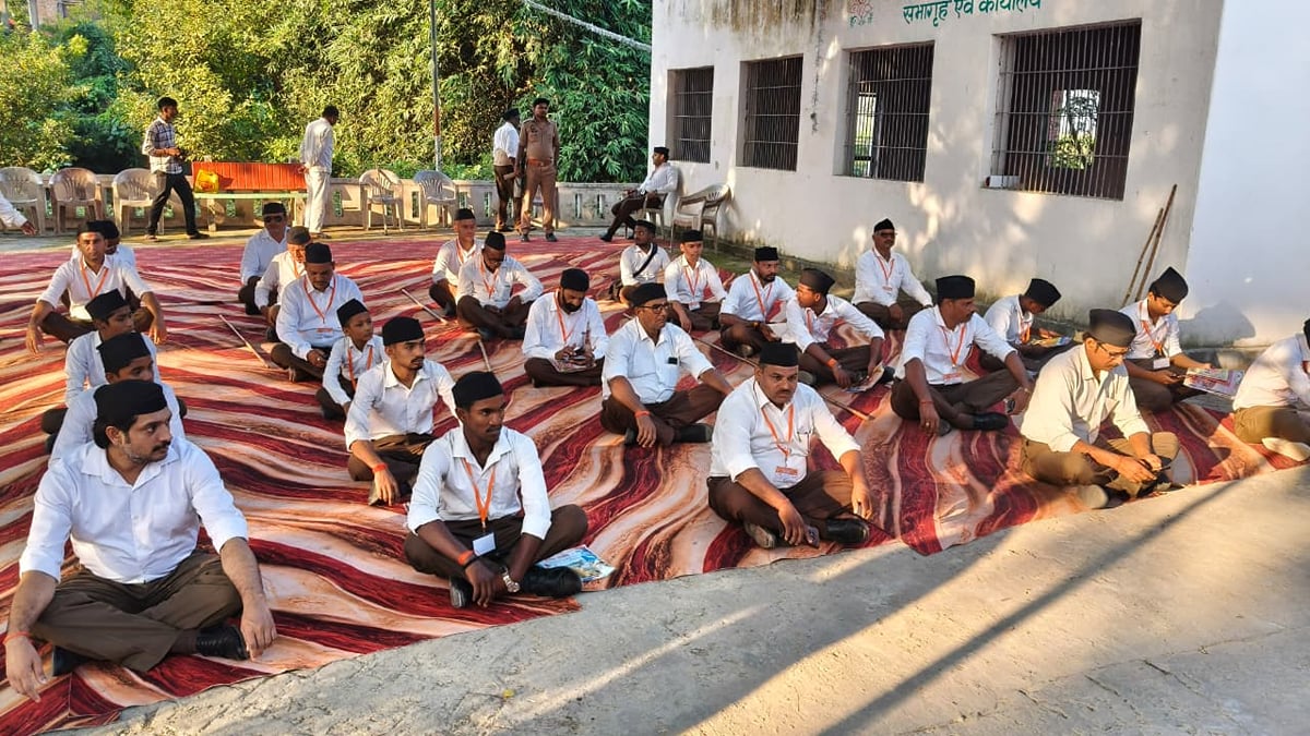 Jaunpur News: संघ ने विजयदशमी उत्सव पर किया पथ संचलन