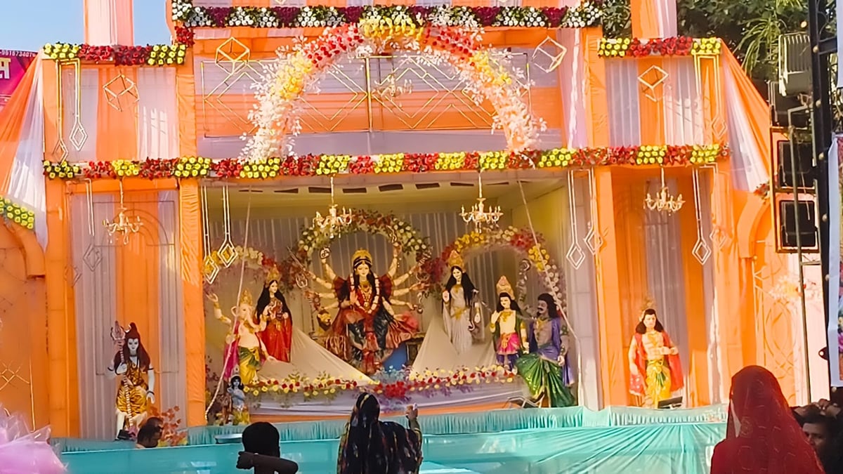 Azamgarh News: दशहरा मेले में उमड़ी हजारों की भीड़, रावण दहन के साथ गूंजे जयकारे