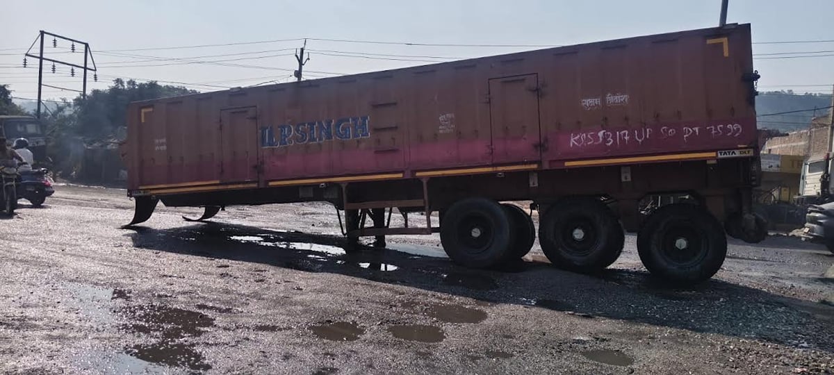 Sonebhadra News: रेणुसागर मोड़ पर गड्ढे में फंसा ट्रेलर, इंजन और डाला अलग हुए