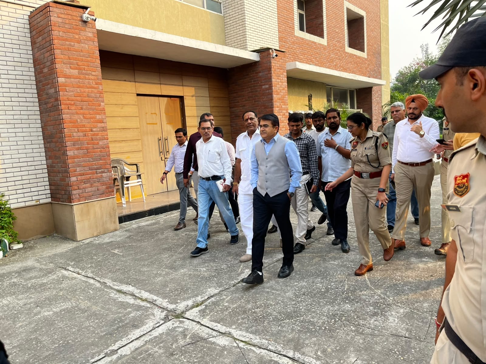 सीएम के दौरे को लेकर कार्यक्रम स्थल का जायजा लेते डीसी और एसपी। स्रोत : सभा