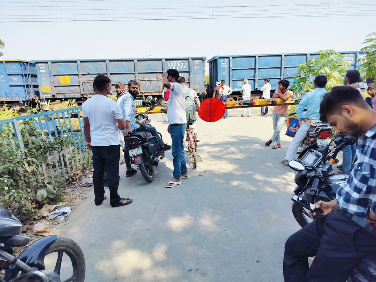 Jaunpur News: तकनीकी खराबी से रेलवे क्रॉसिंग पर 30 मिनट तक खड़ी रही मालगाड़ी