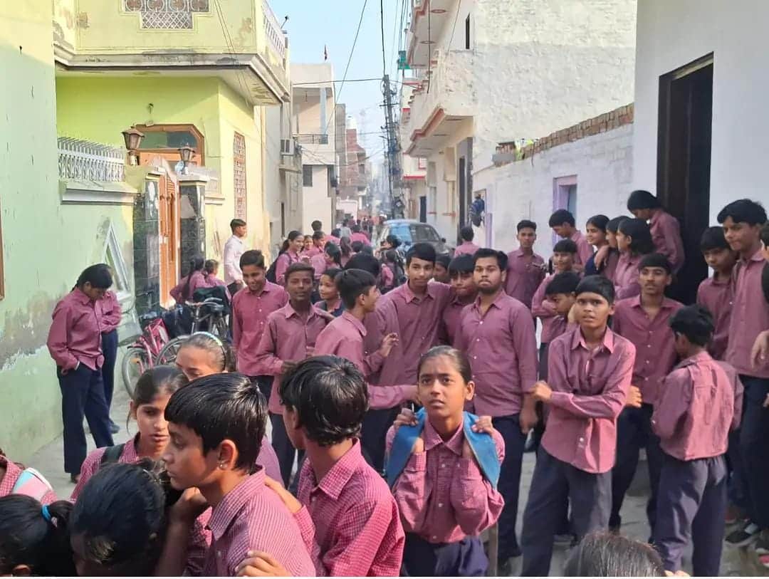 स्कूल के गेट पर ताला लगाने के बाद बाहर प्रदर्शन करते विद्यार्थी।