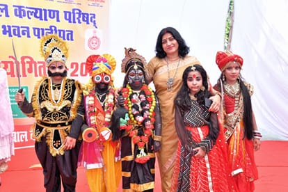सांस्कृतिक कार्यक्रम में उत्कृष्ट प्रतिभागियों का हौसला बढ़ाते ऋतु राठी। स्रोत : बाल भवन