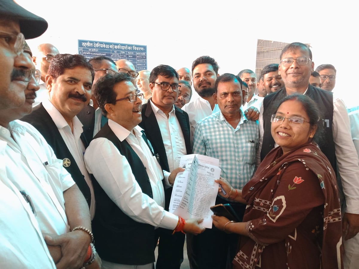 Deoria News: राजस्व मामलों के निस्तारण में देरी पर अधिवक्ताओं का प्रदर्शन