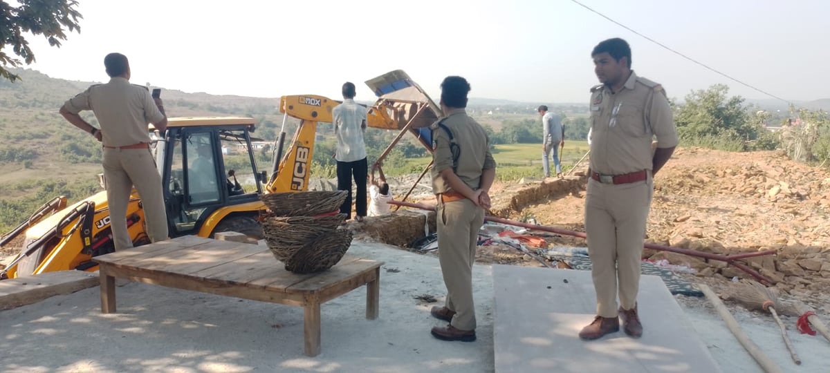 Mirzapur News: वन भूमि की जोताई कर रहा ट्रैक्टर सीज, चालक भागा