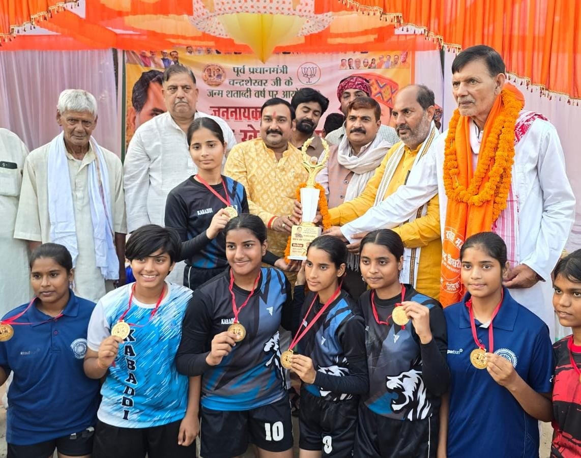 Ballia News: जूनियर बालक कबड्डी में स्वामी सहजानंद की टीम ने बसंतपुर को 18-15 से हराया