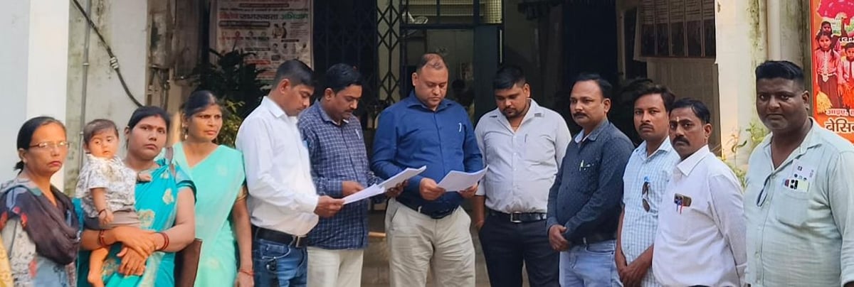 Shahjahanpur News: समस्याओं के समाधान के लिए अनुदेशकों ने दिया ज्ञापन