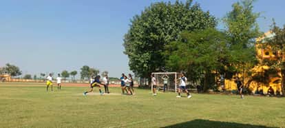 शहर के एकलव्य स्टेडियम में शुक्रवार को आयोजित जिला स्तरीय चयन ट्रायल के दौरान अपने साथी खिलाड़