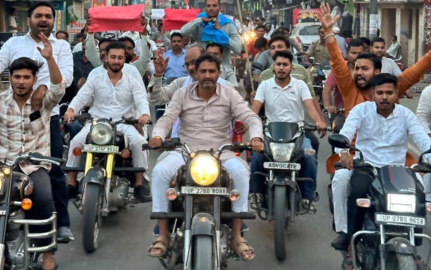 Shahjahanpur News: शाहजहांपुर में भी मतदाता सूचियों की जांच में जुटे सपा-कांग्रेस कार्यकर्ता
