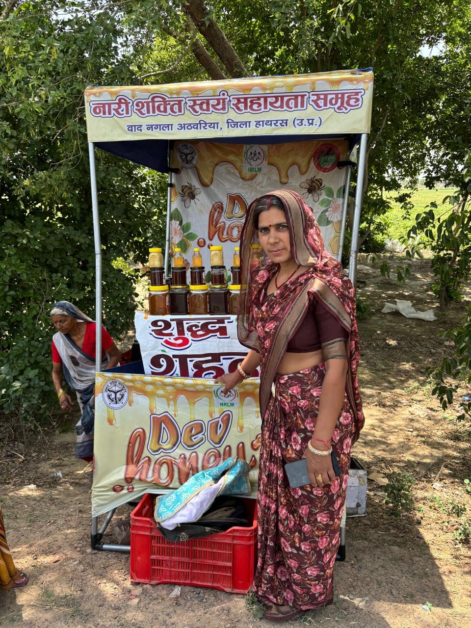 Hathras News: शहद कारोबार से घोली जिंदगी में तरक्की की मिठास
