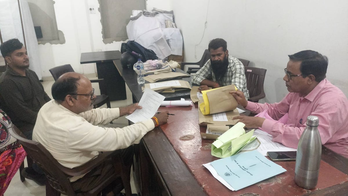 Kushinagar News: शिक्षक एमएलसी चुनाव के लिए मतदान आज, मतदान केंद्रों पर पहुंची पोलिंग पार्टियां