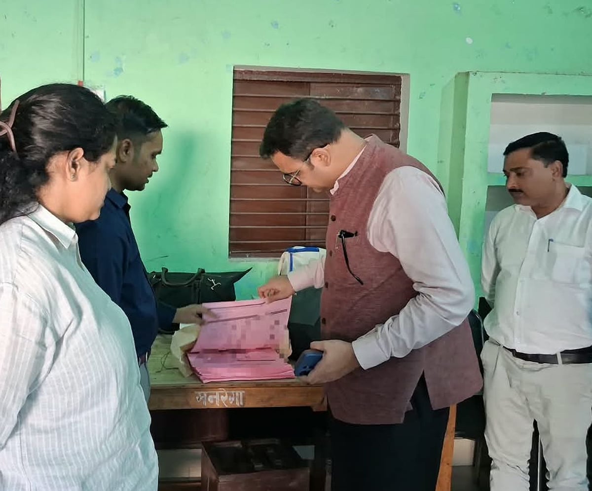 एमएलसी शिक्षक चुनाव : पोलिंग पार्टियां मतदेय स्थलों पर पहुंचीं, मतदान आज