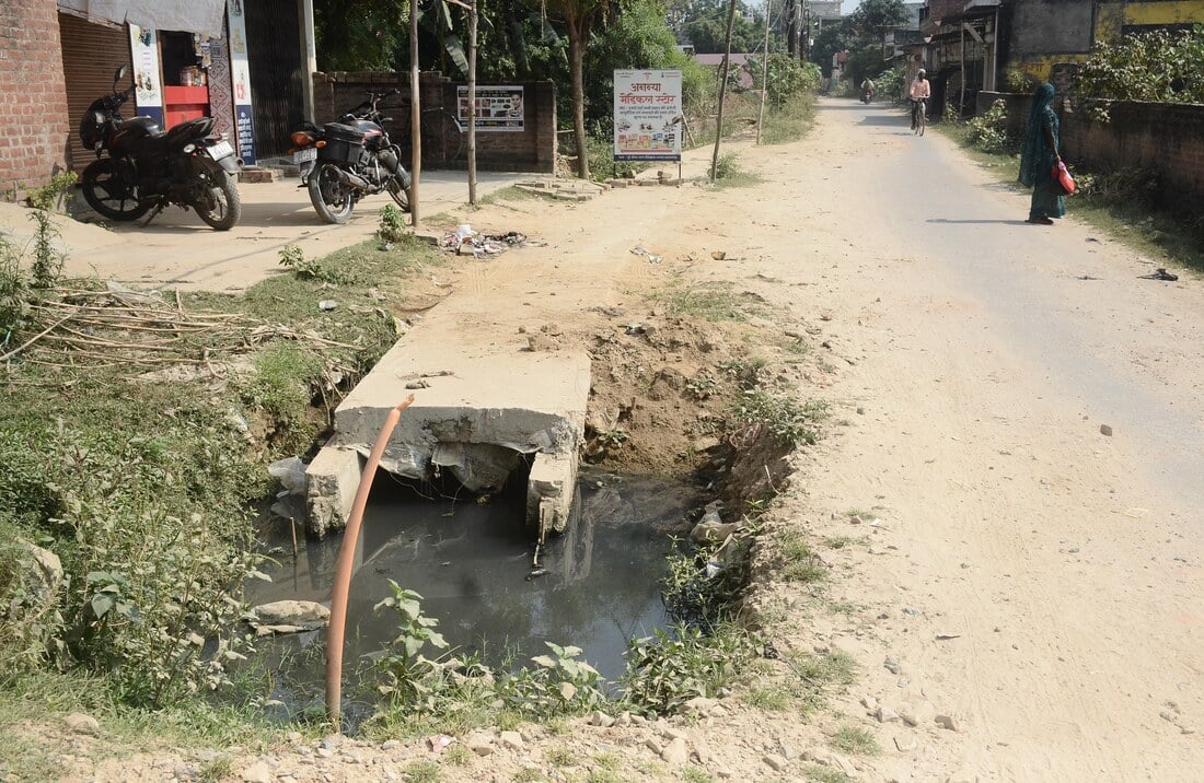 Pratapgarh News: आठ महीने बीते फिर भी न बन सका दो किमी नाला