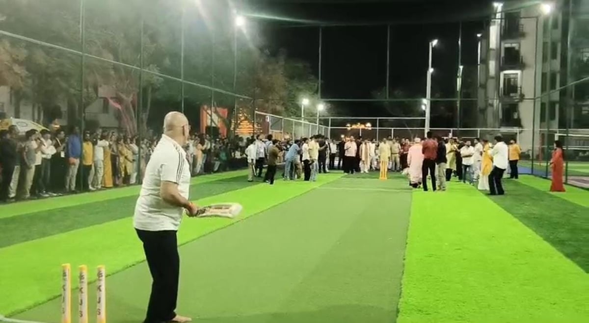एमपी: मैहर पहुंचे बाबा बागेश्वर, एसपी अवधेश प्रताप सिंह के साथ खेला क्रिकेट; गेंदबाजी पर लगे चौके-छक्के