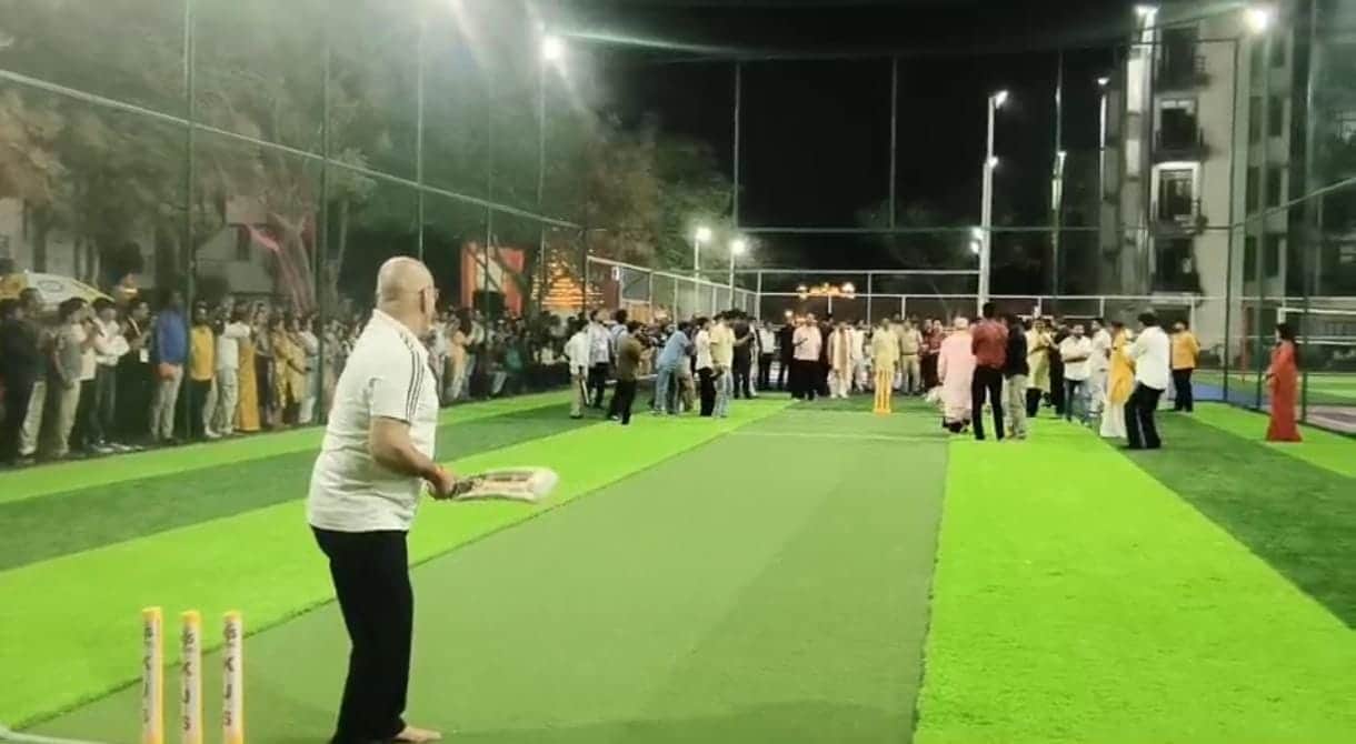Dhirendra Krishna Shastri of Bageshwar Dham arrived in Maihar and played cricket with SP Awadhesh Pratap Singh