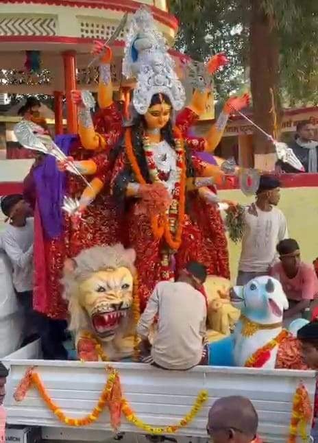 Chandauli News: नम आंखों से मां दुर्गा को दी विदाई, गूंजे जयकारे