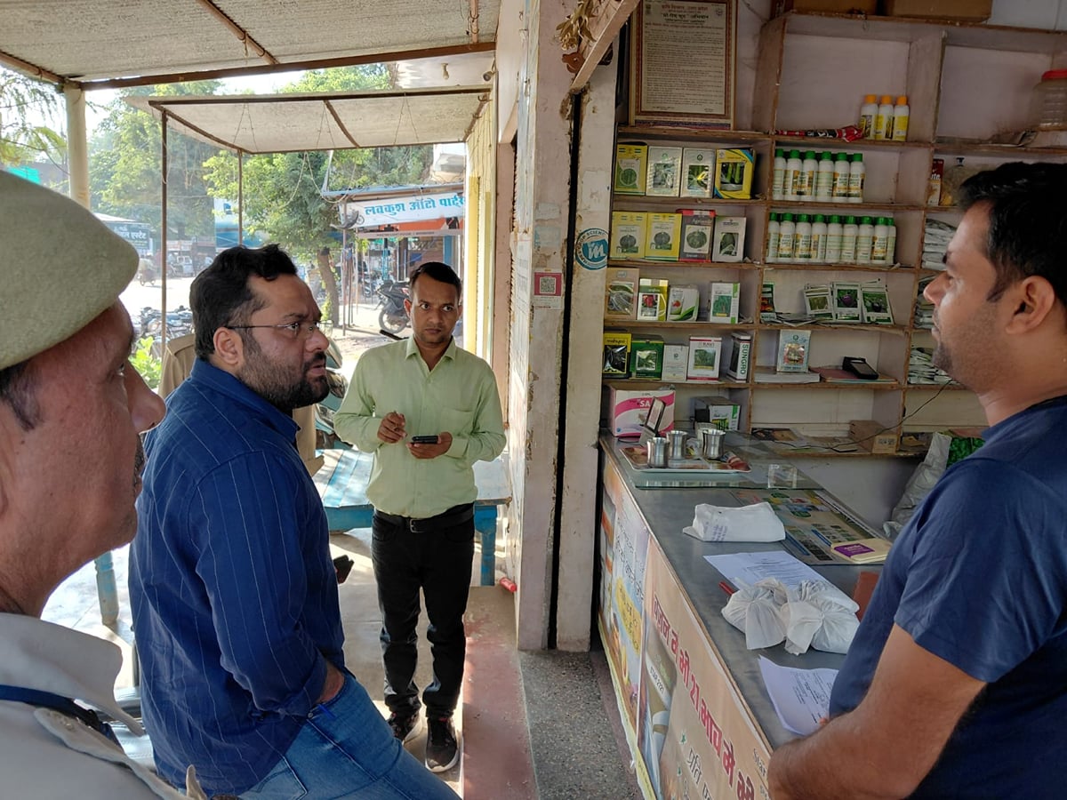 Lalitpur News: एसडीएम ने निरीक्षण कर जानी खाद वितरण की हकीकत