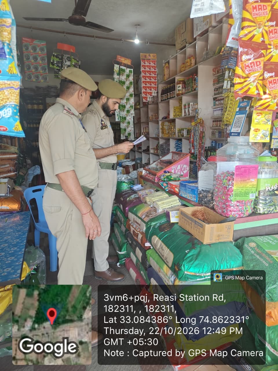 दुकान का निरीक्षण करती पुलिस।
