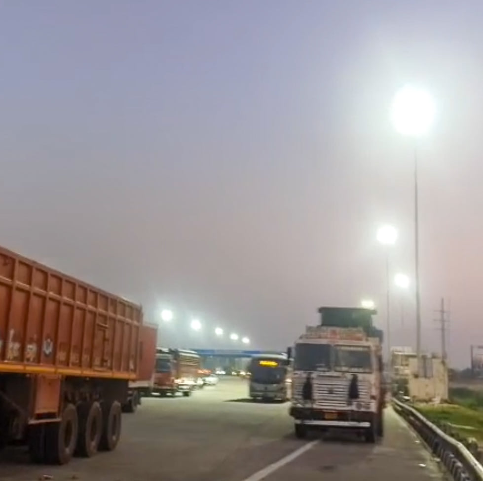 Ghaziabad News: डीएमई पर स्ट्रीट लाइटें दुरुस्त, ऊर्जा निगम से कनेक्शन मिलते ही जगमगाया एक्सप्रेसवे
