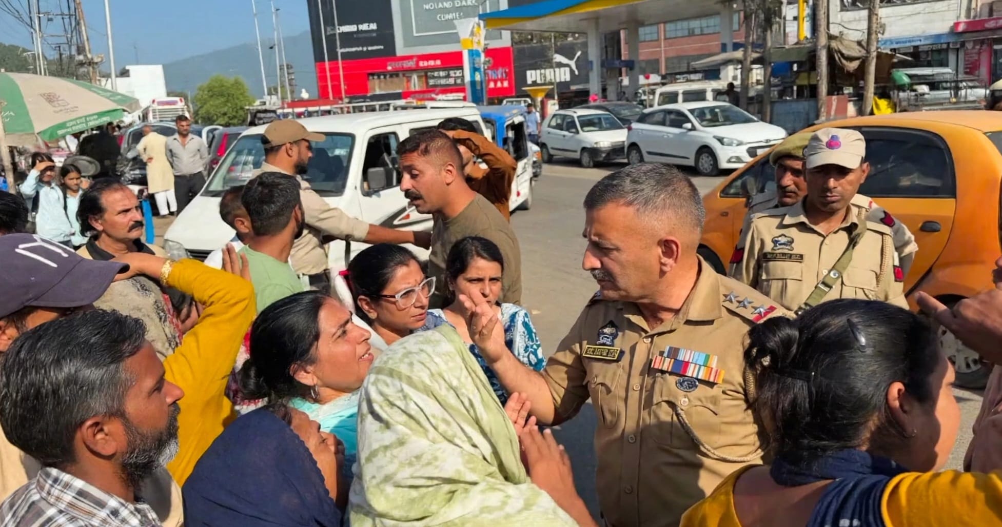 दोमेल चौक पर मृतका के मायके वालों को समझाते हुए पुलिस अधिकारी।