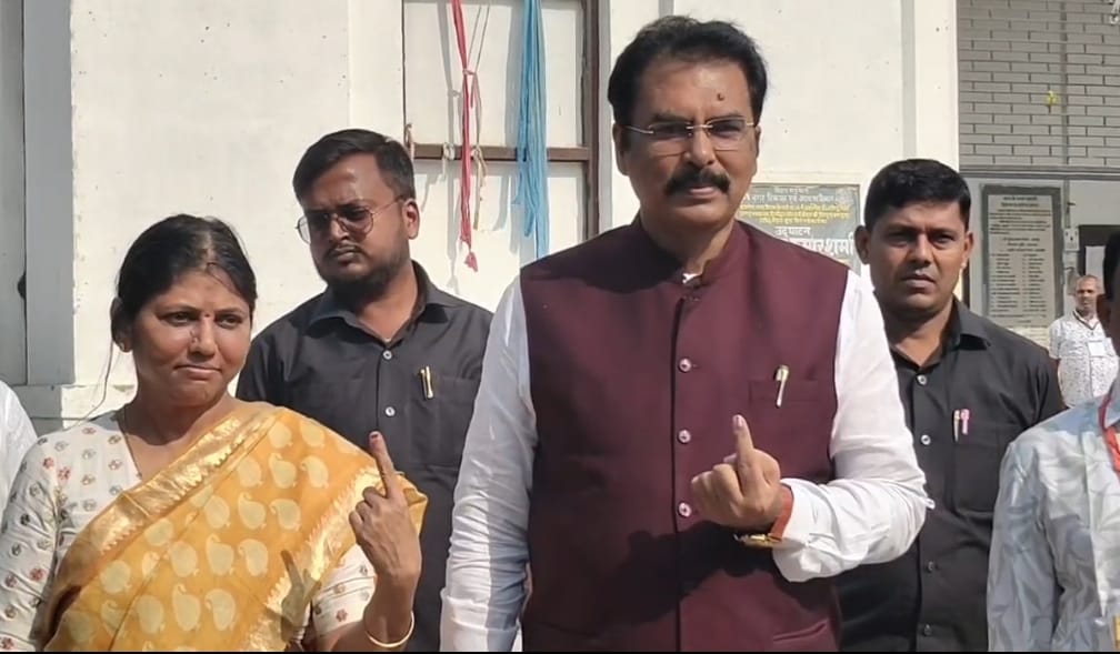 दरभंगा में मतदान कर बूथ से बाहर निकलते बीजेपी प्रदेश अध्यक्ष संजय सरावगी व पत्नी शोभा सरावगी