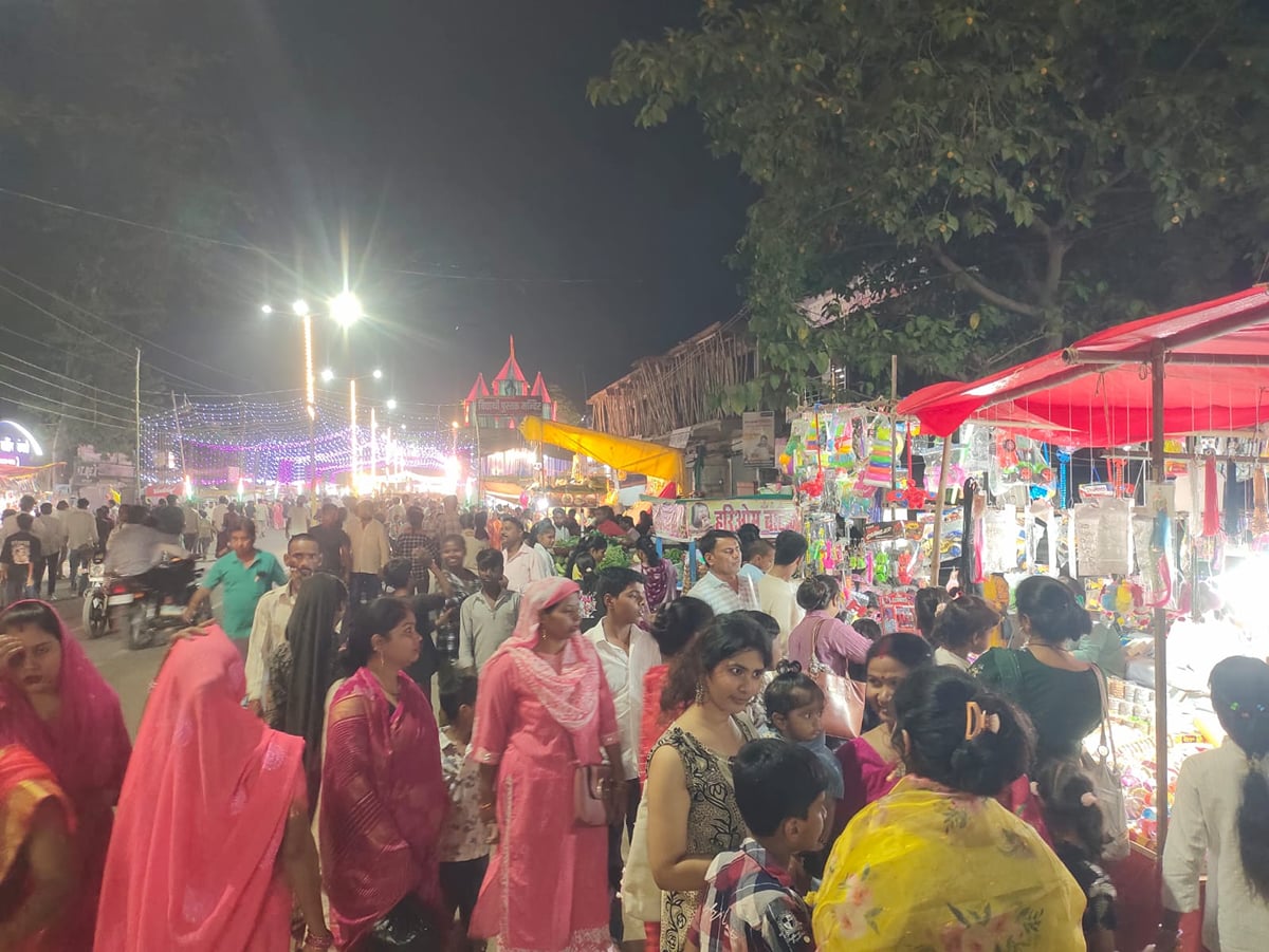 Basti News: जगमग रोशनी में आस्था की भीड़...देवी के दर्शन कर हो रही निहाल