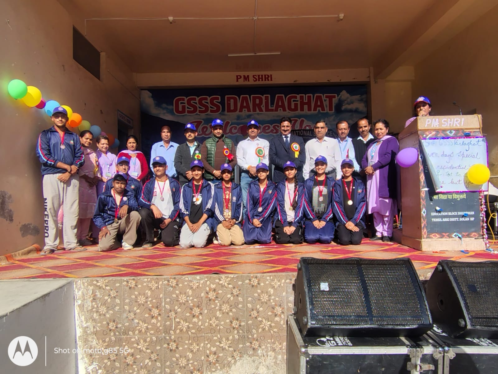 दाड़लाघाट स्कूल में एनएसएस शिविर के समापन अवसर पर उपस्थित अतिथि और स्वयंसेवक। (विद्यालय)