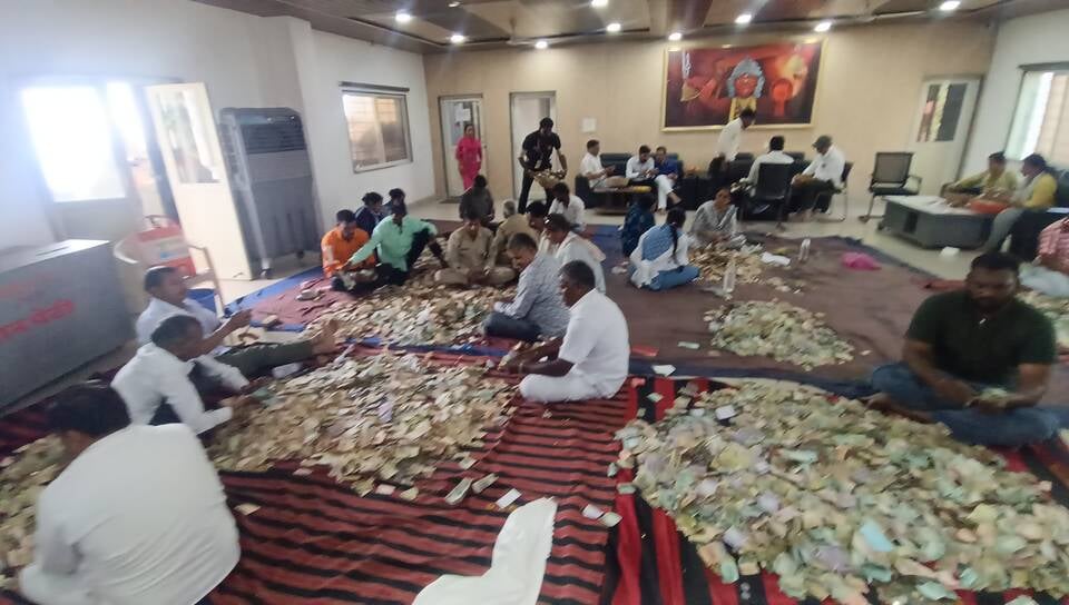 एमपी: देवास माता टेकरी की दान पेटी में आई अनोखी अर्जियां, किसी ने मांगी आंख की रोशनी तो किसी ने नौकरी में राहत