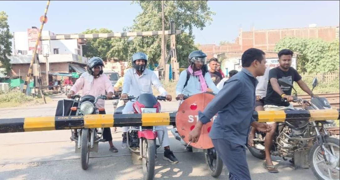 धीना रेलवे स्टेशन के समीप फाटक का एक गेट खुला, और दूसरा बंद होने से फंसे लोग। स्रोत:-जागरूक पाठ