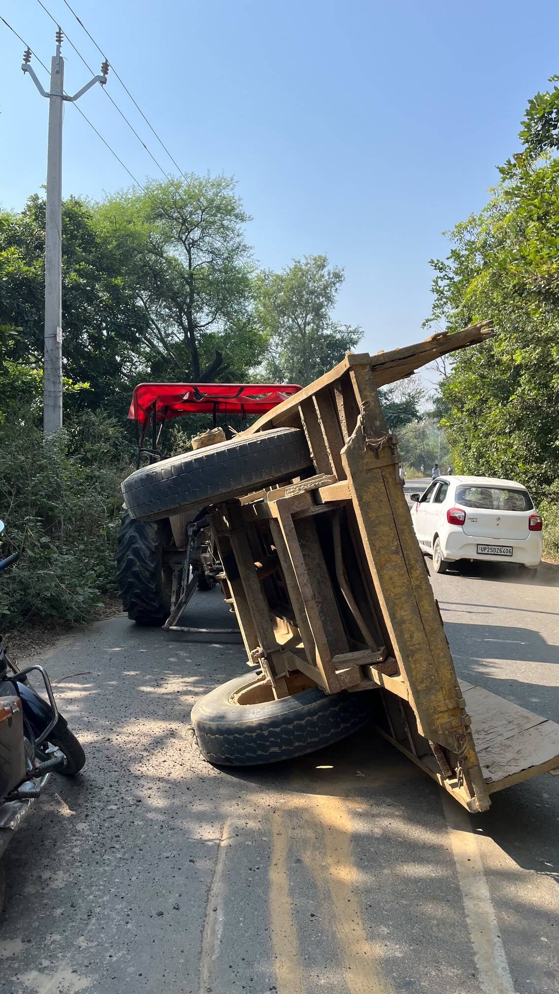Budaun News: तेज रफ्तार ट्रैक्टर-ट्रॉली पलटी, बाइक सवार दो युवक चोटिल
