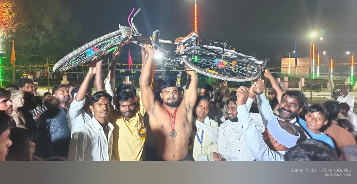 Kaushambi News: आकाश ने दिल्ली के काले पहलवान को चित कर जीता दंगल चैंपियन का खिताब
