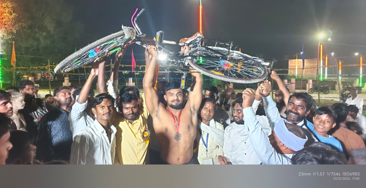 विजेता पहलवान आकाश को साइकिल से किया गया पुरस्कृत। स्रोत: आयोजक