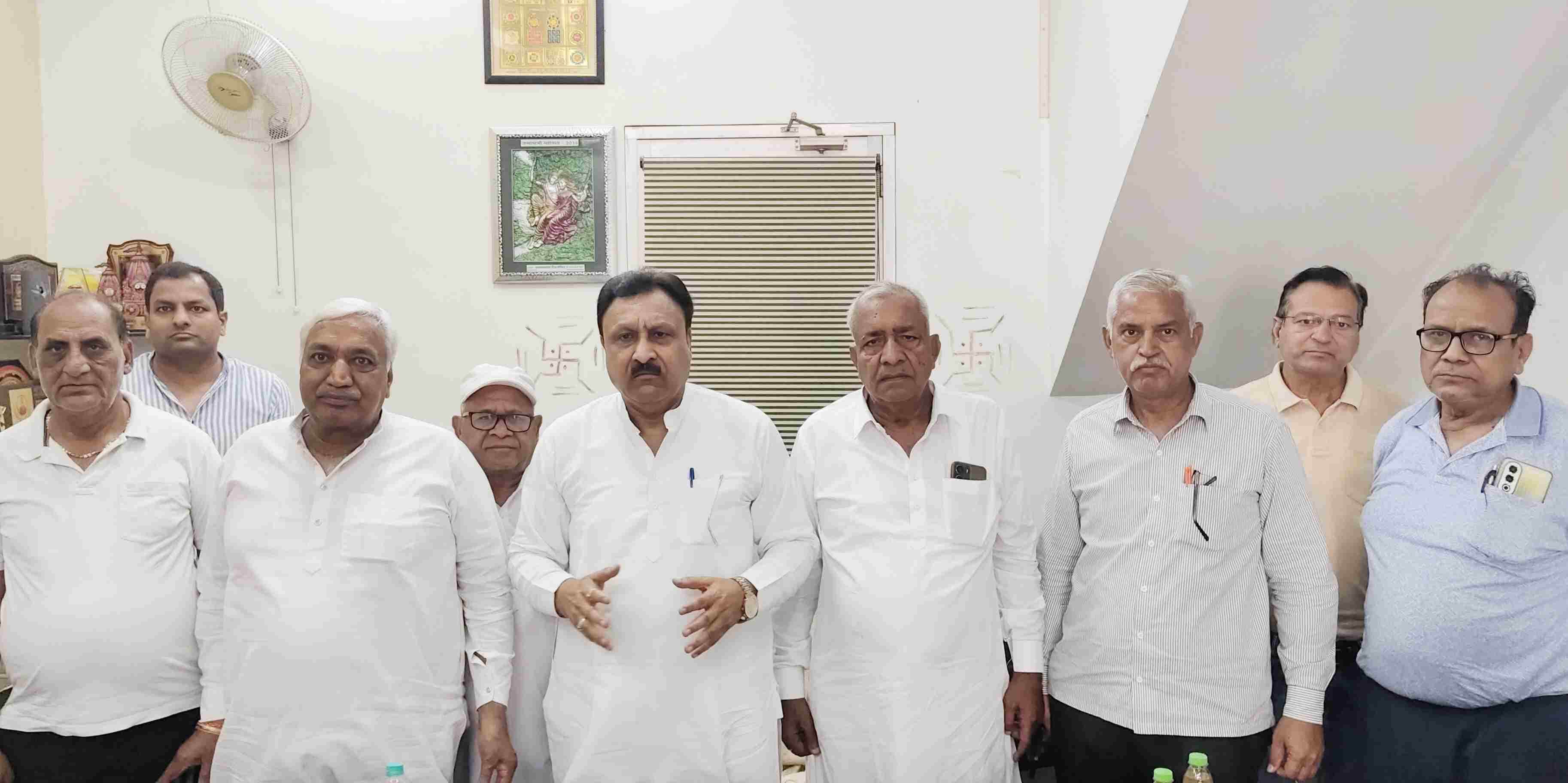व्यापारी प्रतिनिधियों को संबोधित करते हुए व्यापार मंडल के प्रांतीय अध्यक्ष बजरंग गर्ग।