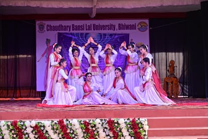 युवा महोत्सव में नृत्य प्रस्तुत करती छात्राएं। 