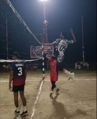 युवराजपुर वॉलीबॉल प्रीमियर लीग में स्मैश मारता बक्सर का खिलाड़ी। स्रोत- आयोजक