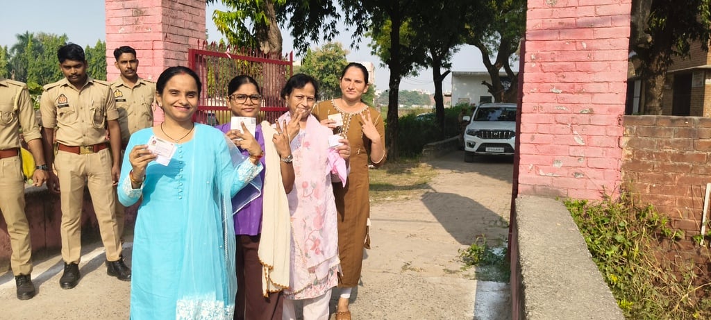 Etah News: शिक्षक मतदाता फर्स्ट डिवीजन पास, स्नातक रहे सेकेंड