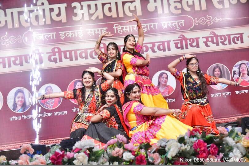 अग्रसेन भवन में अखिल भारतीय अग्रवाल महिला सम्मेलन कार्यक्रम में अपने प्रस्तुति देती प्रतिभागी।