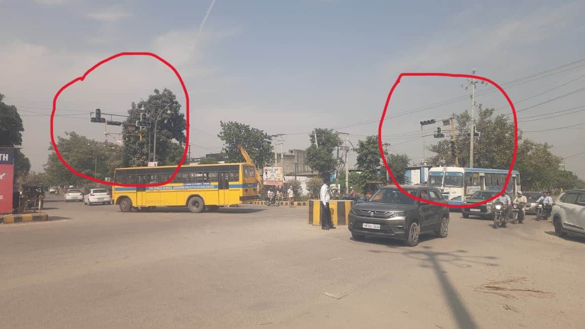 अग्रसेन चौक पर बिजली बाधित होने पर ट्रैफिक को व्यवस्थित करता होमगार्ड का जवान। संवाद