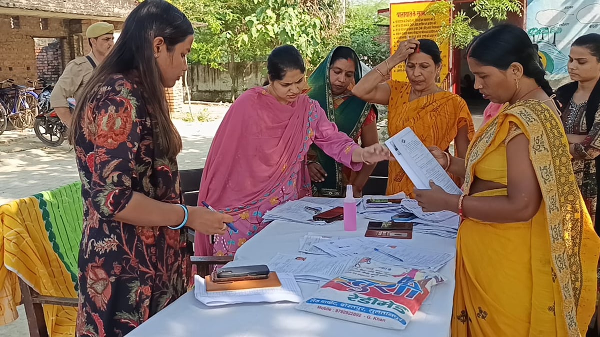 Ambedkar Nagar News: मतदाता सूची दुरुस्त करने के लिए बूथों पर लगे कैंप