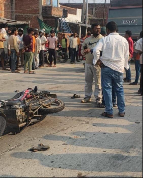 Mirzapur News: बाइक से टक्कर के बाद गिरे, ट्रक ने कुचला, दो भाइयों की मौत