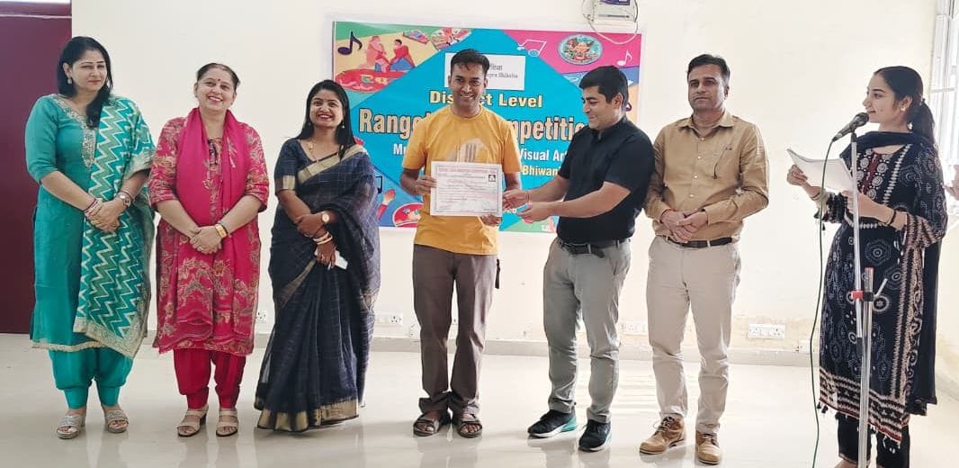 अध्यापक कमल शर्मा को सम्मानित करते अतिथि व अन्य। 