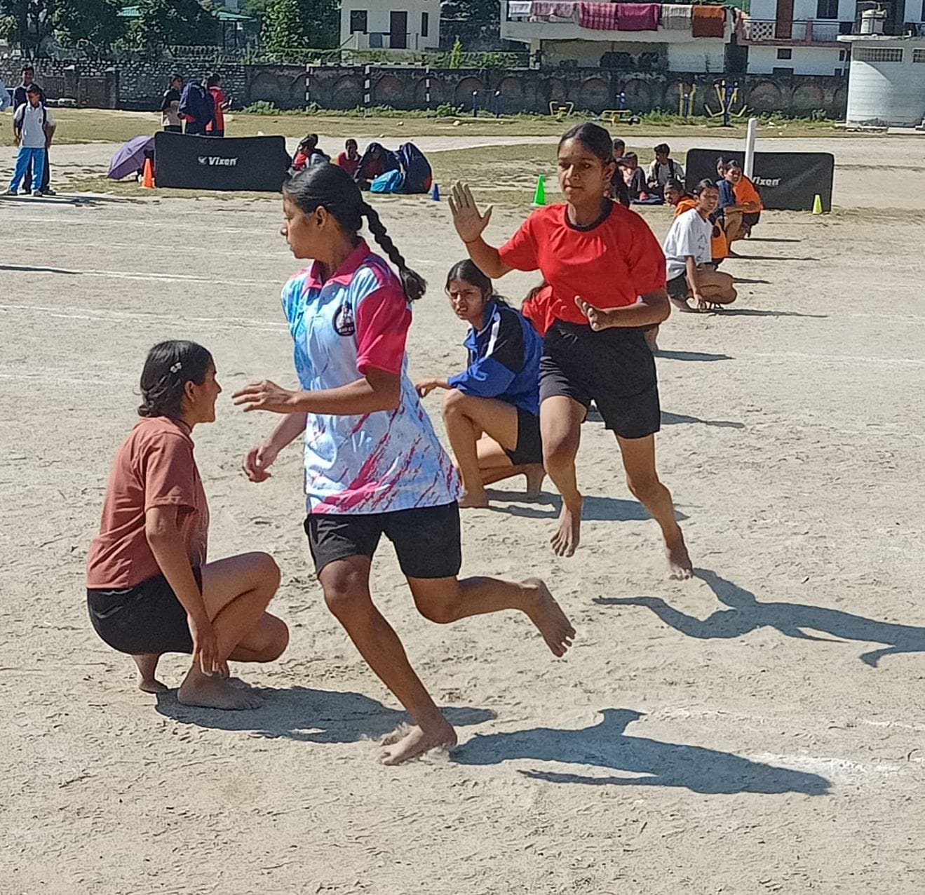 बागेश्वर के खेल मैदान में खो-खो प्रतियोगिता के दौरान अभ्यर्थी। 